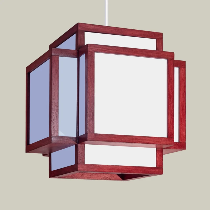 Luminaire Barrawel, modèle Kirio en rouge basque. Suspension en bois pour décoration intérieure 30 x 30 x 30 cm.